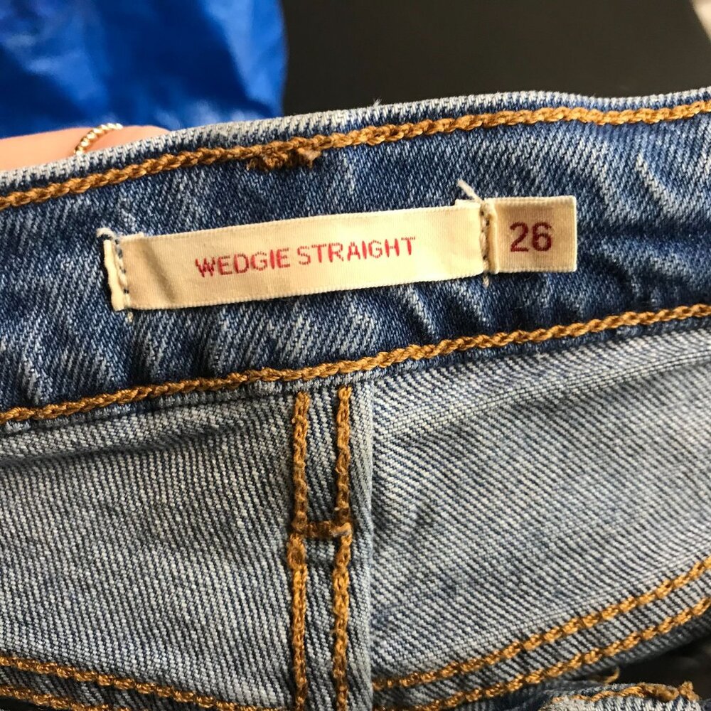 LEVI'S - WOMEN'S 26 - BLUE DENIM WEDGIE STRAIGHT JEANS CAPRI - Picture 5 of 9